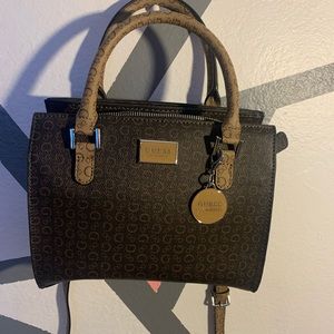 Guess hand/shoulder purse
